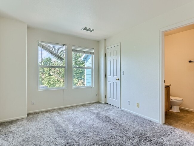 Building Photo - Amazing 2BR, 3BTH w/Garage in First Creek