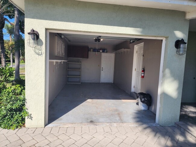 Building Photo - 191 SE 9th Ct