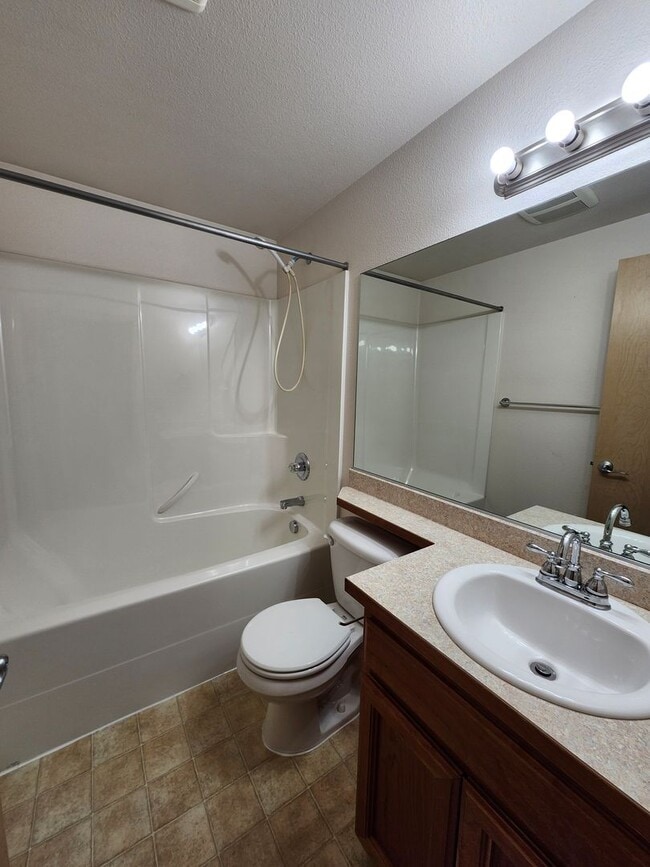 Building Photo - Spacious 3 bedroom/2 bath on Cul-de-Sac, 3...