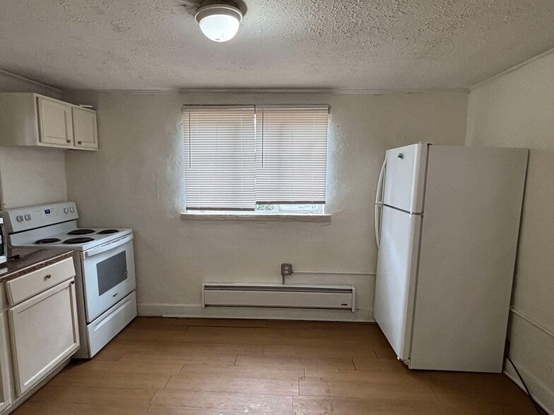 Kitchen/Dining Area - 12'6" x 9'6" - 1728 Telfair St