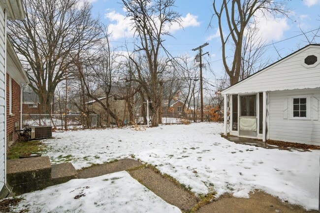 Building Photo - 17133 Delaware Ave