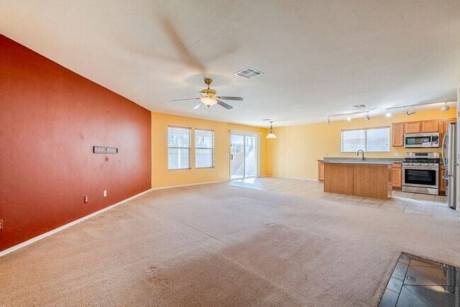 Building Photo - Pending/ Rented - Bright & Spacious 3-Bed ...