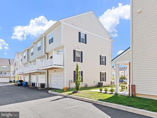 Building Photo - 659 McComb Pl