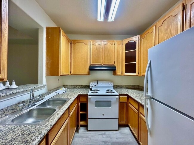 Building Photo - 1000 Ranchway Dr