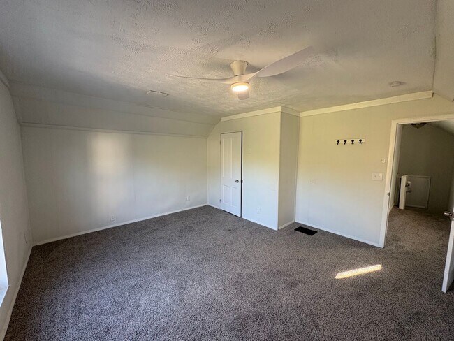 Building Photo - Three bedroom one bathroom home for rent