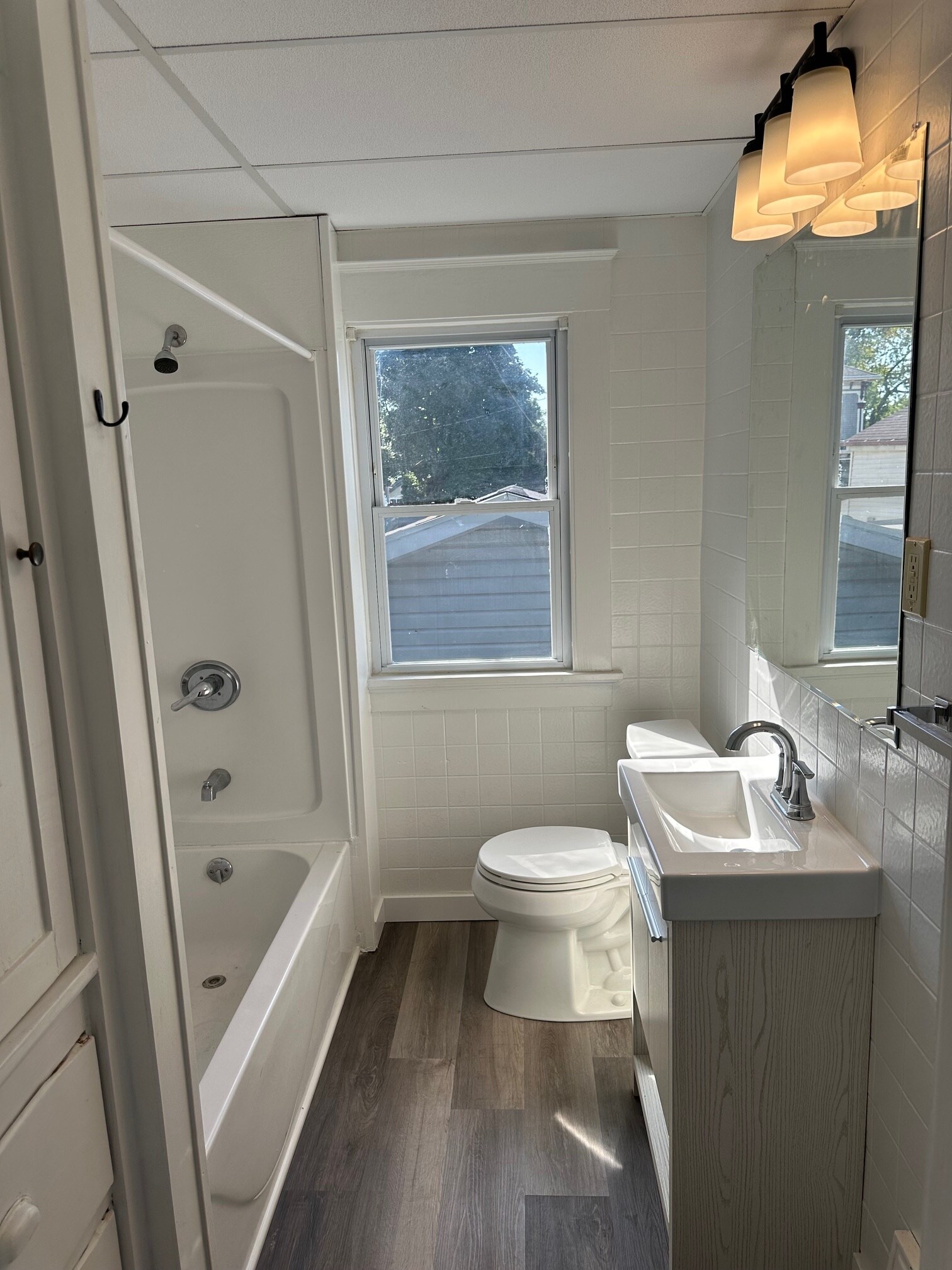 Bathroom - 511 Niagara Ave