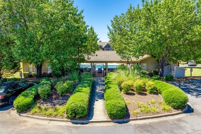 Building Photo - Charming 2 bed 2 bath condo with great water views in gated community in Charlotte on Lake Wylie!