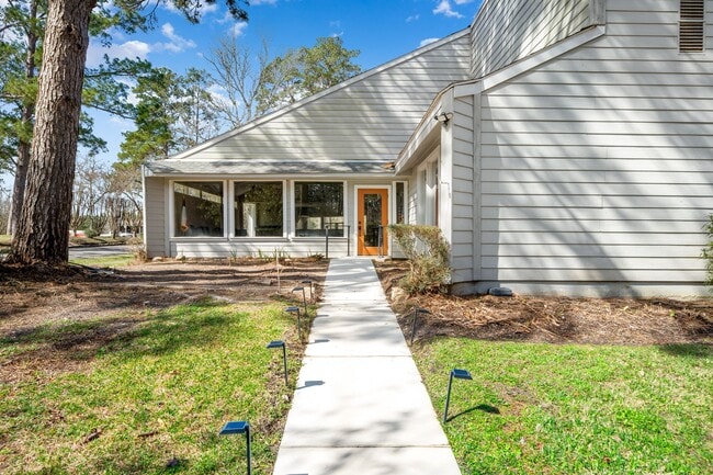 Building Photo - 201 Sunny Hill Dr