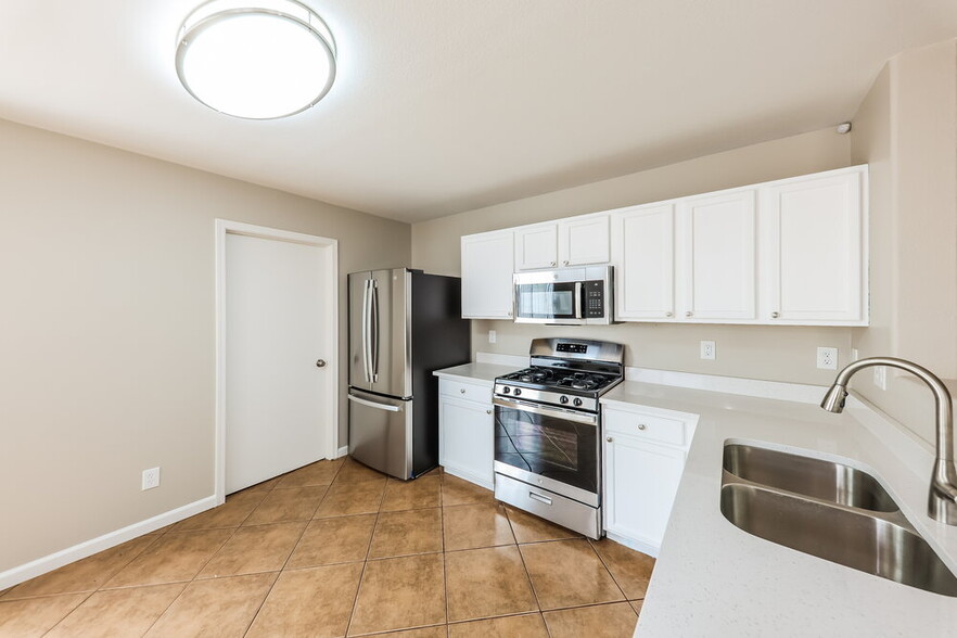 Building Photo - 3213 S 63rd Ln