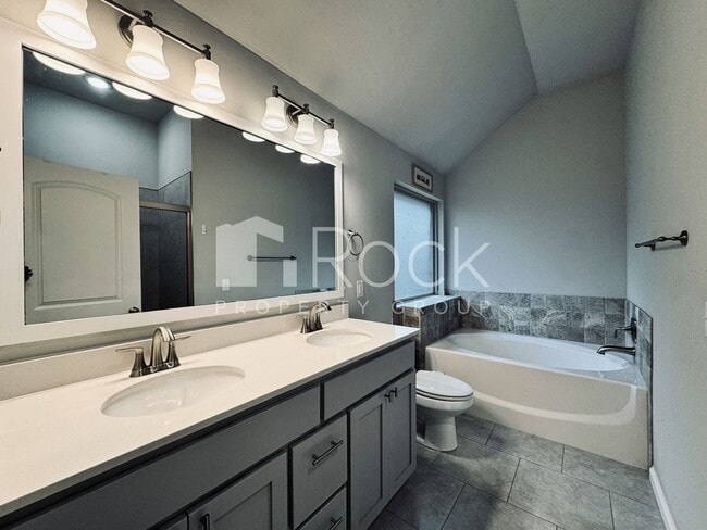 Building Photo - Gorgeous 4 Bedroom Home with Storm Shelter