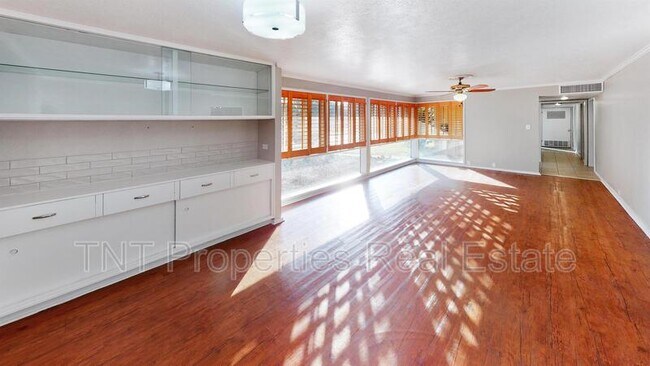 Building Photo - 1102 S Magnolia St