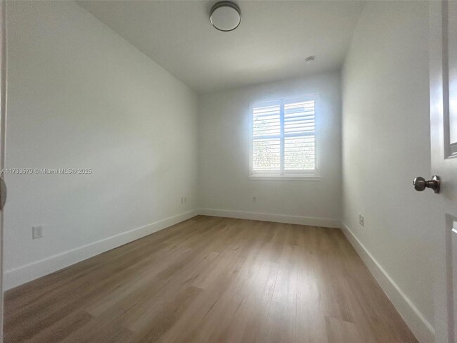 Building Photo - 8280 Cascada Isles Dr