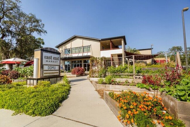 Building Photo - Charming First-Floor 1BR in Audubon Park · In-Unit Laundry · Community Pool with Lake Druid View ...