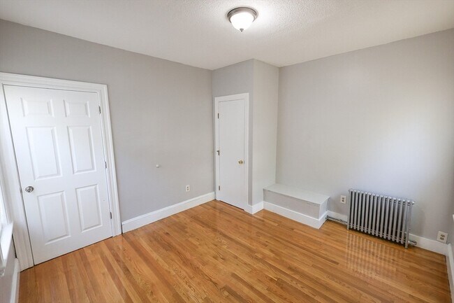 Building Photo - 129 Draper St