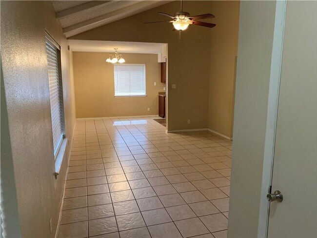 Building Photo - 7208 Creekside Dr