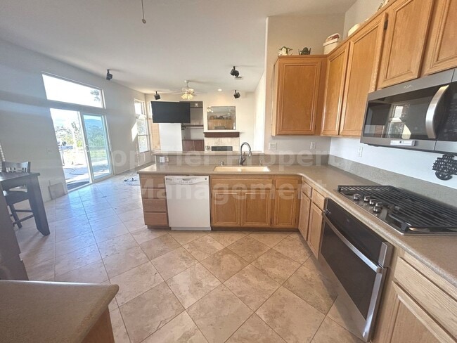 Building Photo - Beautiful 4 bed, 3 bath, 2,726 sqft House ...