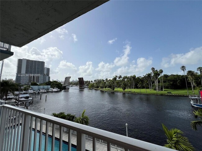 Building Photo - 1740 NW N River Dr