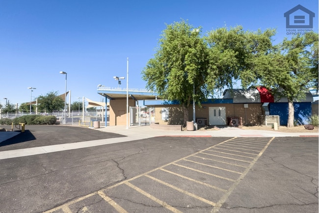 Building Photo - 2Bed/1.5Bath Townhome at 15th Ave/Camelback! Ready for Immediate Move-In!