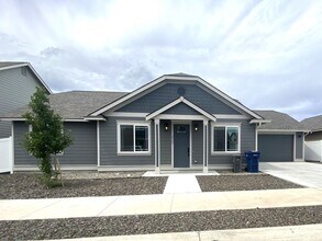 Building Photo - Exceptional 3 Bed, 2 Bath Home!