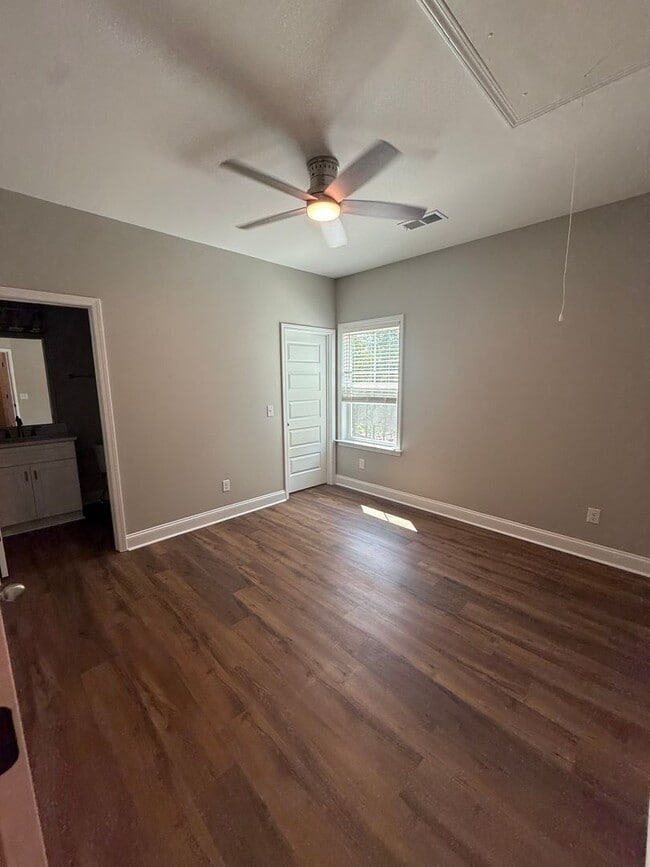 Building Photo - 408 S Gregg St