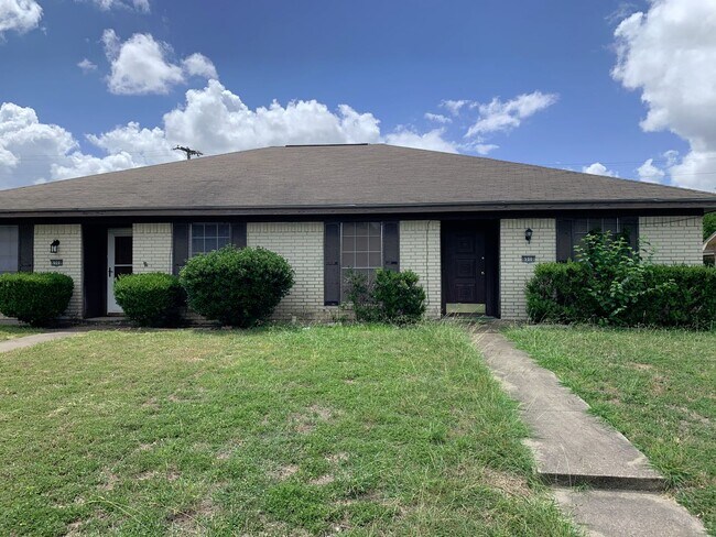 Building Photo - Duplex