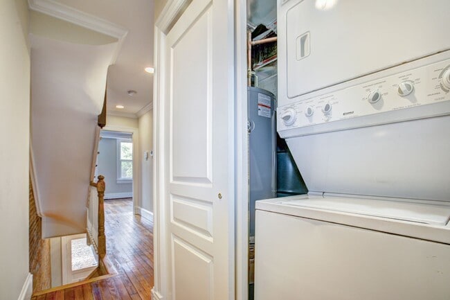 Building Photo - 633 C St NE