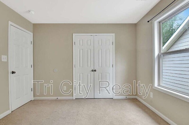 Building Photo - 113 Macalester Dr