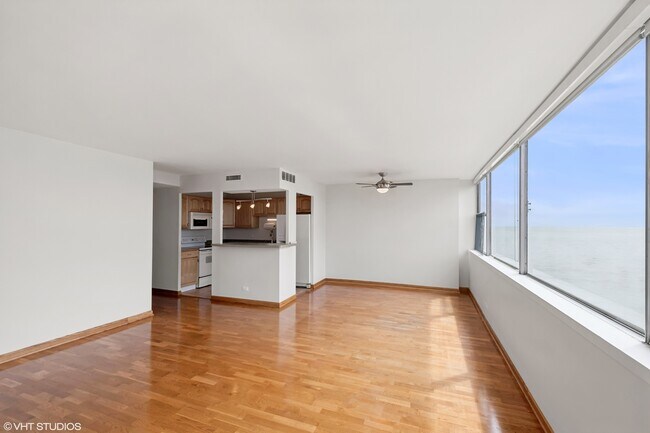 Building Photo - 6301 N Sheridan Rd