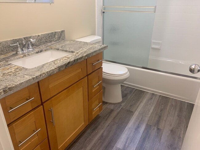 Building Photo - 39-1810