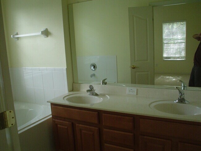 Building Photo - 3002 Pointeview Dr