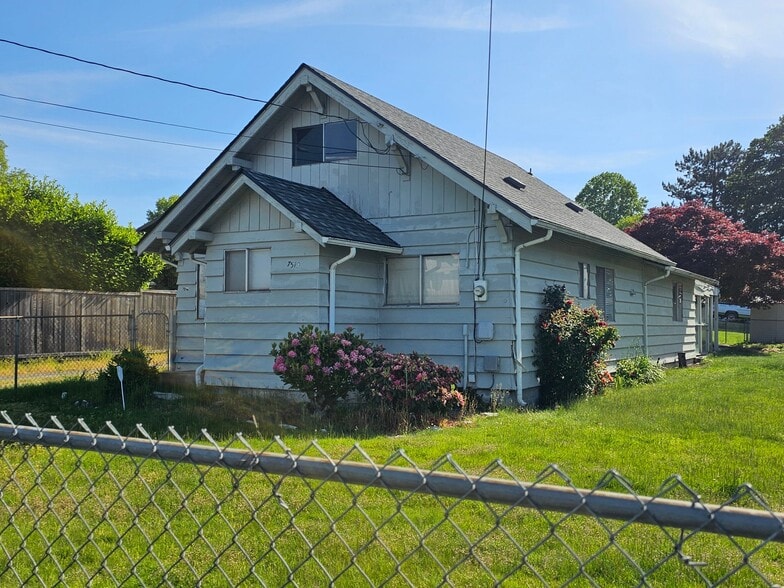 Building Photo - 7519 Lakewood Dr W