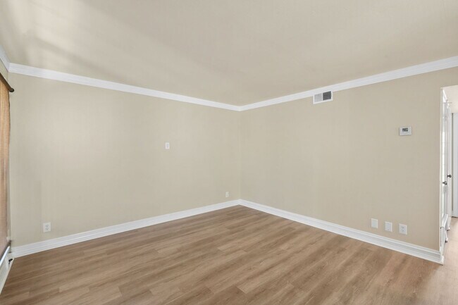 Building Photo - 8702 Village Dr