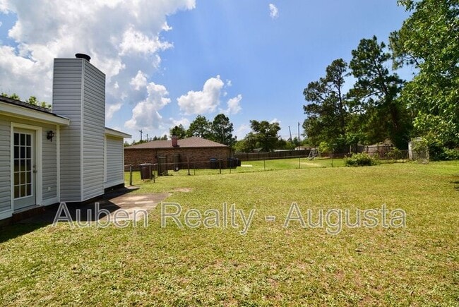 Building Photo - 2317 Hiwatha Dr