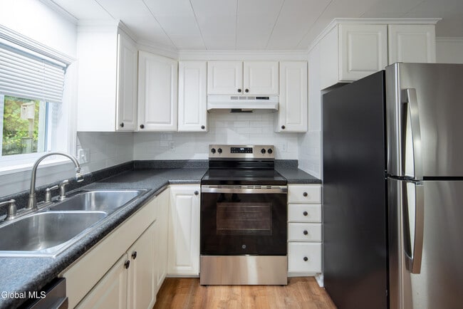 Building Photo - 37 Undine St