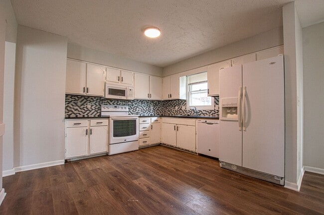 Building Photo - Split Entry 3 Bedroom / 2 Bathroom Home