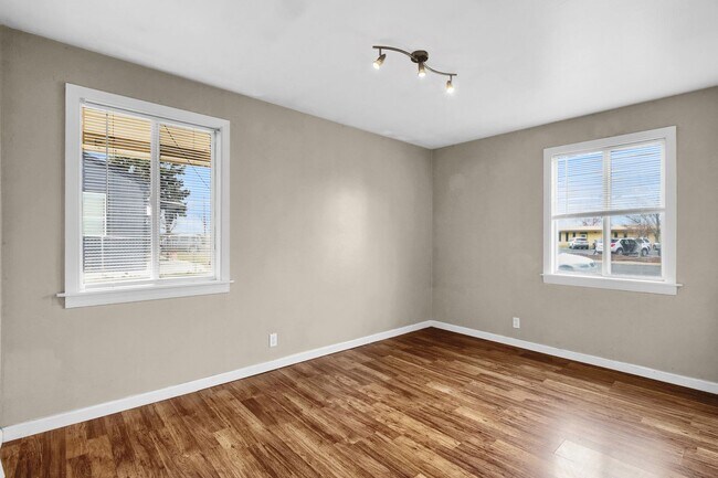 Building Photo - 1131/1133 W Ivy Ave