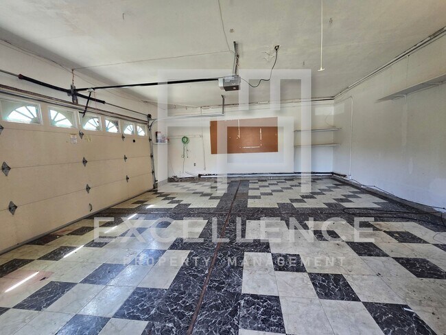 Building Photo - 4/2 House With Private Pool & Hot Tub, AC,...