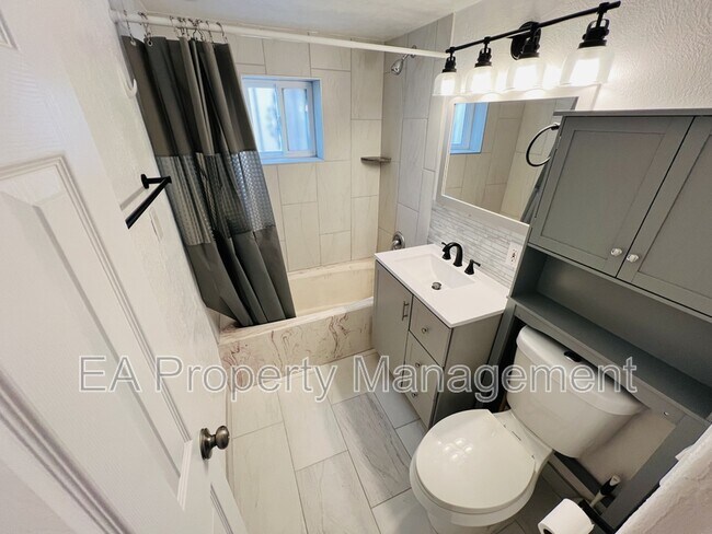 Building Photo - 1402 Phoenix Ave NW