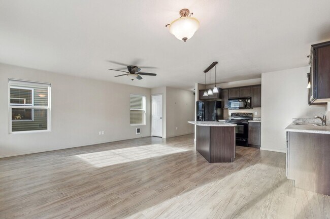 Building Photo - Adorable 3 bedroom. 2.5 bathTownhome in Columbia Falls