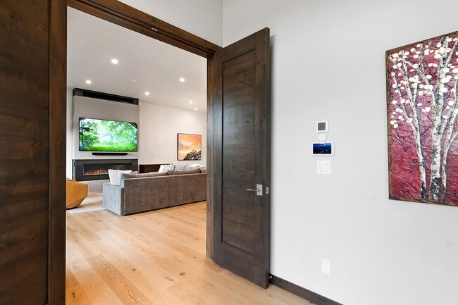 Building Photo - Luxury ski season rental is an entertainer...