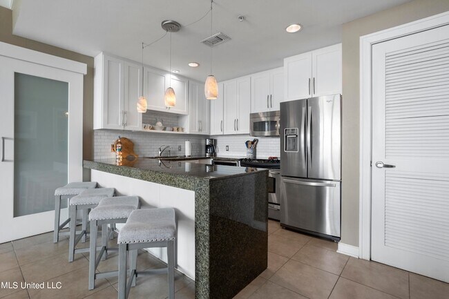 Building Photo - 2060 Beach Blvd