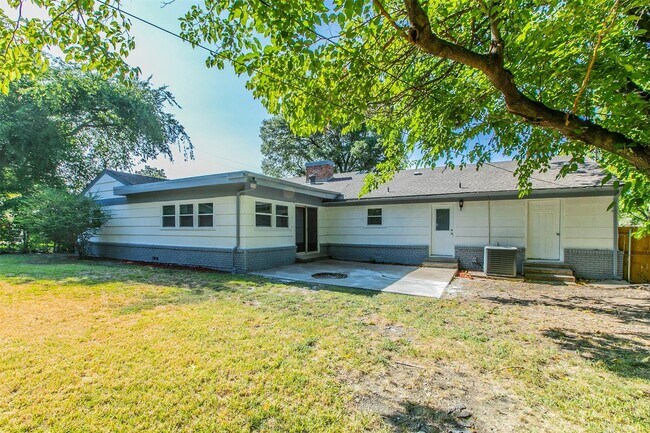 Building Photo - Updated home in Ridglea Hills reduced!