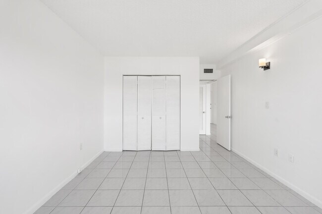 Building Photo - 400 Kings Point Dr
