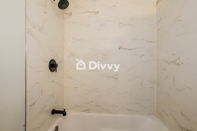 Building Photo - 17500 Fairville Ave, Cleveland, OH 44135