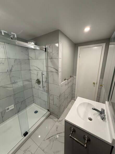 Building Photo - 214 Columbia St