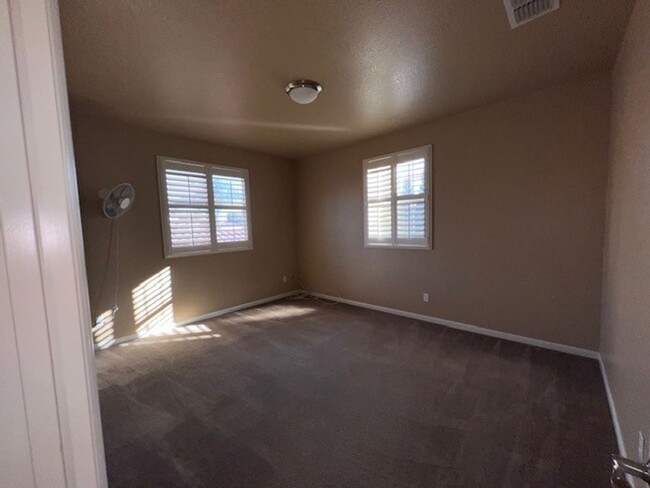 Building Photo - 6 Bedroom, 4 Bath Home close to schools an...