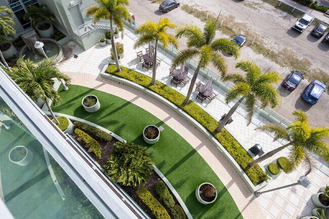 Building Photo - "Experience Urban Elegance: Spacious 2BR/2BA Condo in the Heart of Tampa!"