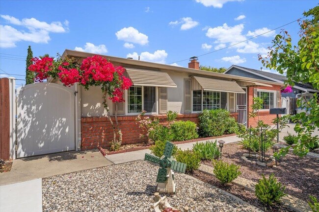 Building Photo - 1725 Hogar Dr