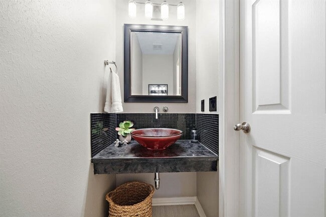 Building Photo - 909 W 21st St