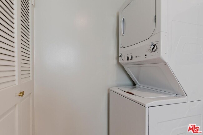 Building Photo - 119 N Almont Dr